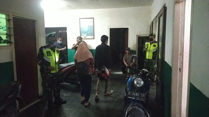 5 Pasangan Mesum Kedapatan...