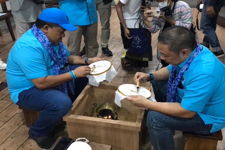 Belajar Membatik, Fahri...
