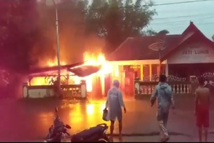 Tersambar Petir, Gudang...