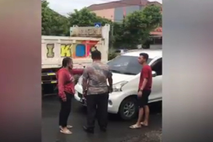 Viral! Istri Hentikan...
