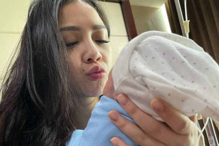 5 Artis Tetap Glowing...