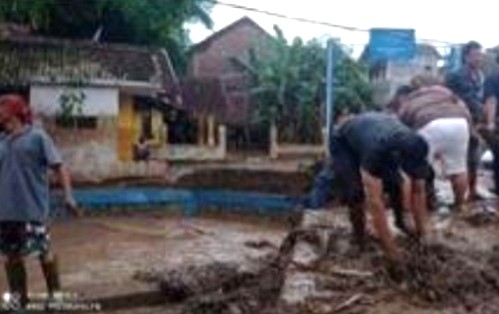 Banjir Bandang Terjang...