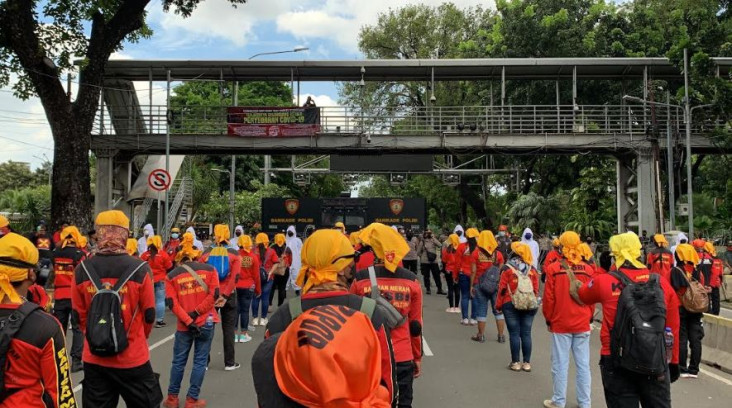 Buruh Bergerak Menuju...