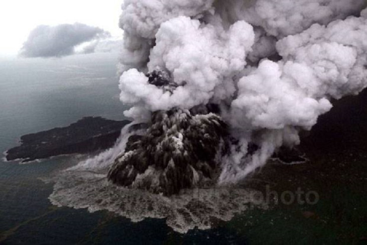 Gunung Api Bawah Laut...