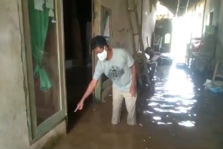 Sungai Cikalumpang Meluap,...