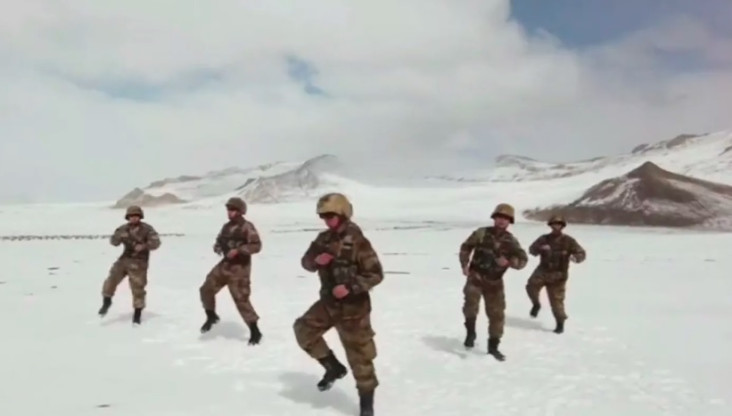 Tentara China Menari-nari...