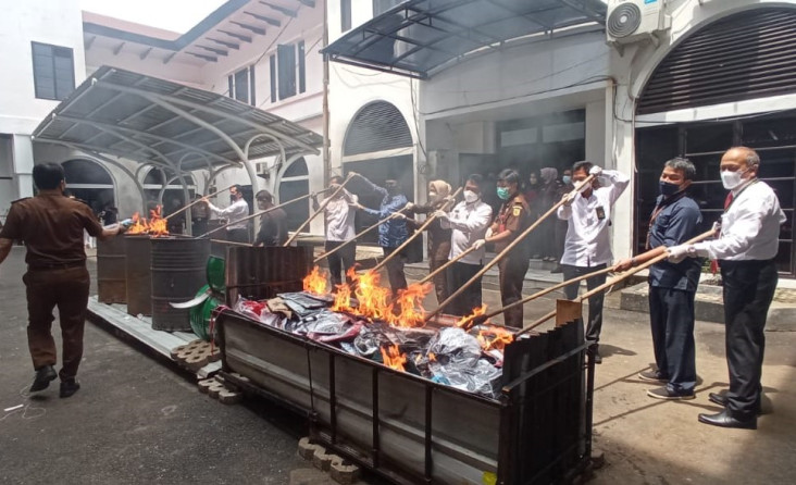 Kejari Bandung Penjarakan...