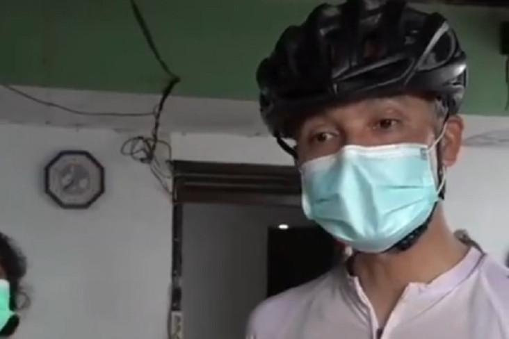Ganjar Pranowo Serahkan...