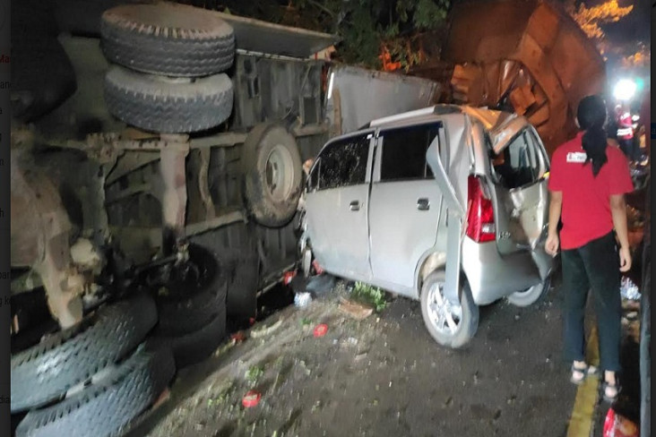 Diduga Rem Blong, Truk...