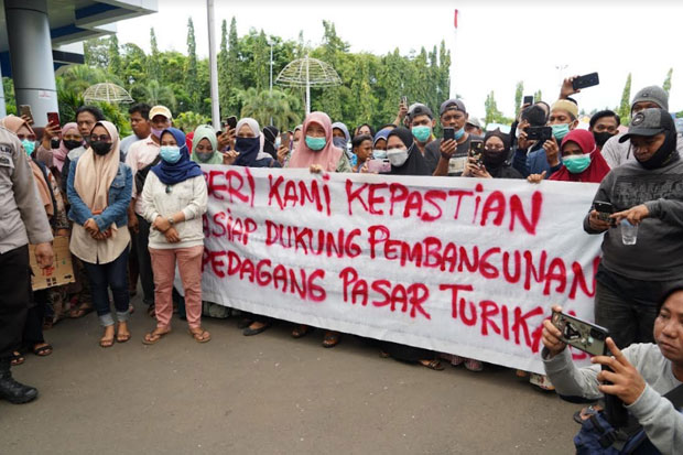 Pedagang Datangi Kantor...
