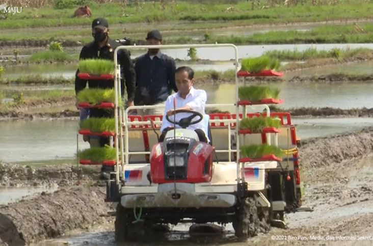 Gaya Jokowi Kemudikan...