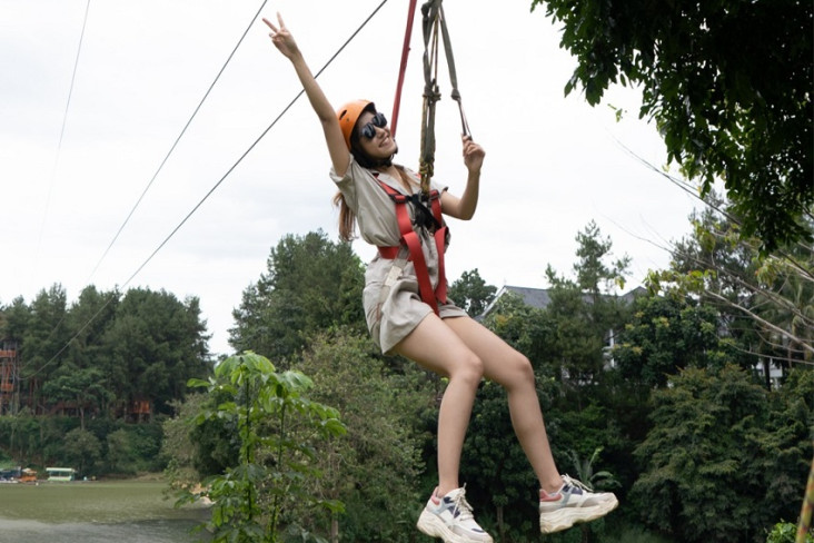 Sst.., Ada Flying Fox...