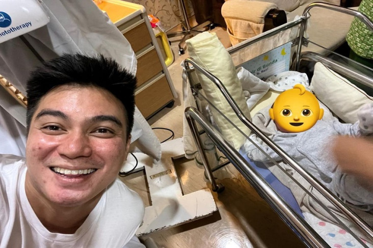 Baim Wong Berikan Hadiah...