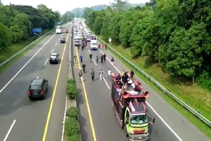 Rombongan Buruh Nekat...