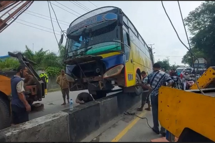 Bus Tabrak Median Jalan,...