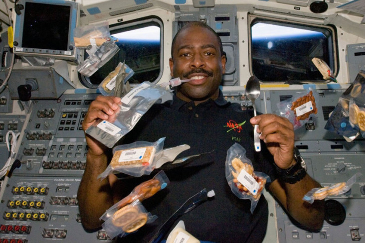 Menyiapkan Makanan Astronot,...