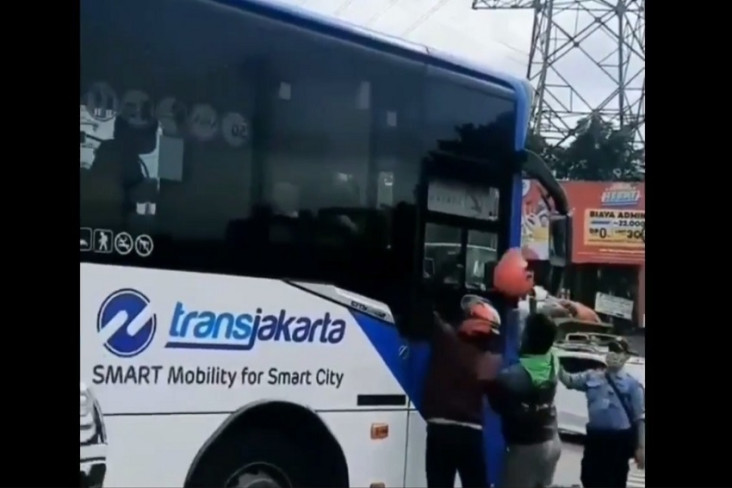 Transjakarta Tabrak...