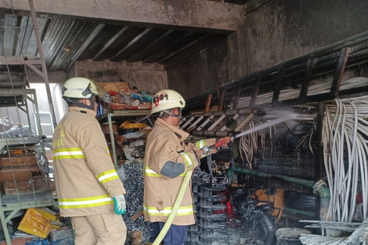 Dipicu Percikan Api,...