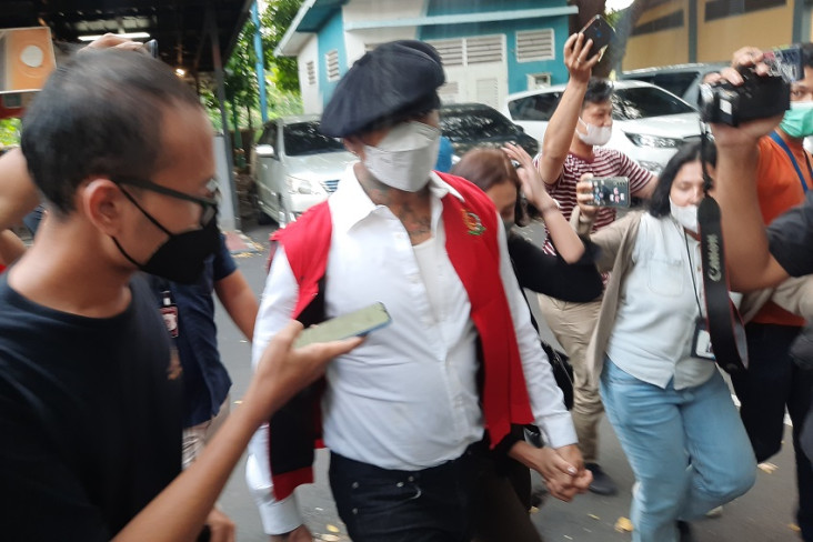 Kenakan Rompi Tahanan,...