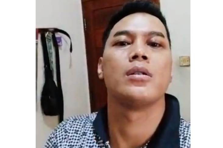 Pria yang Tempel Alat...