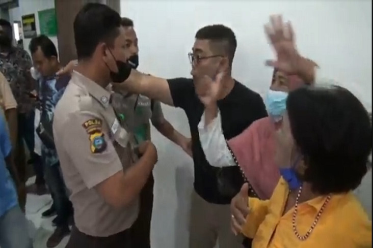 Sidang Ditunda-tunda,...