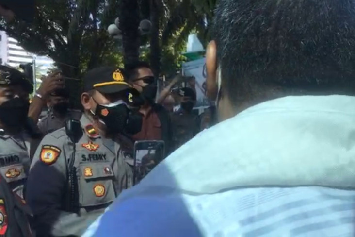 Polisi Minta Bubar,...