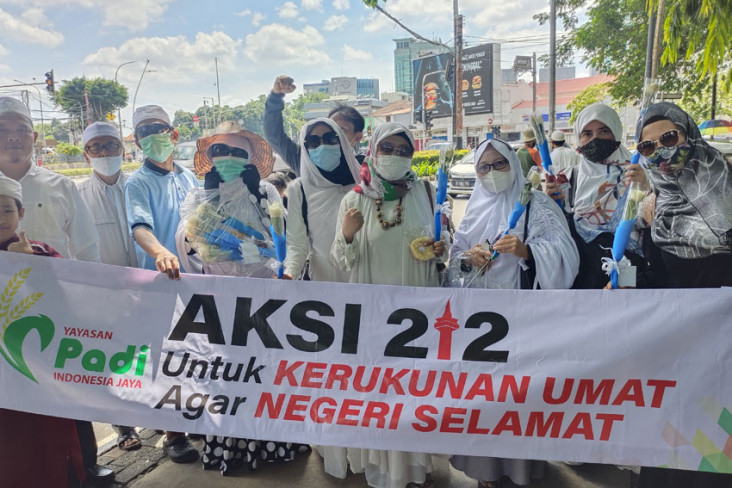 Bagikan Bunga Putih,...