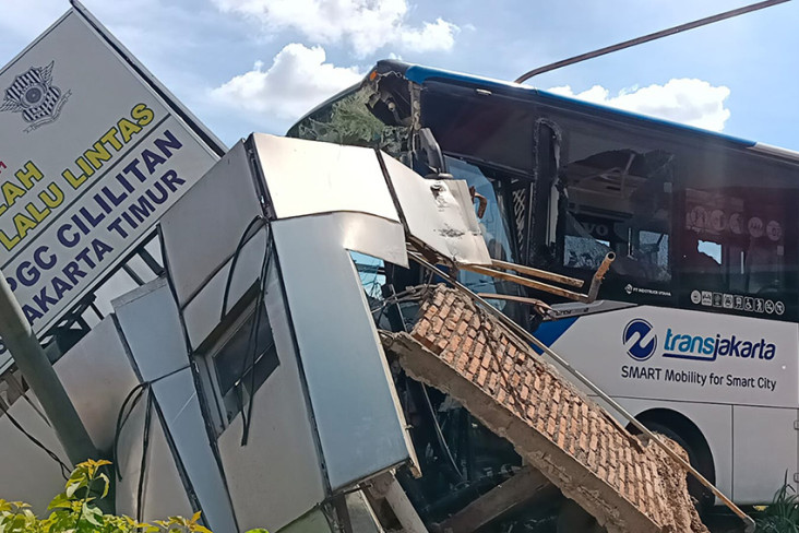 Bus Transjakarta Tabrak...