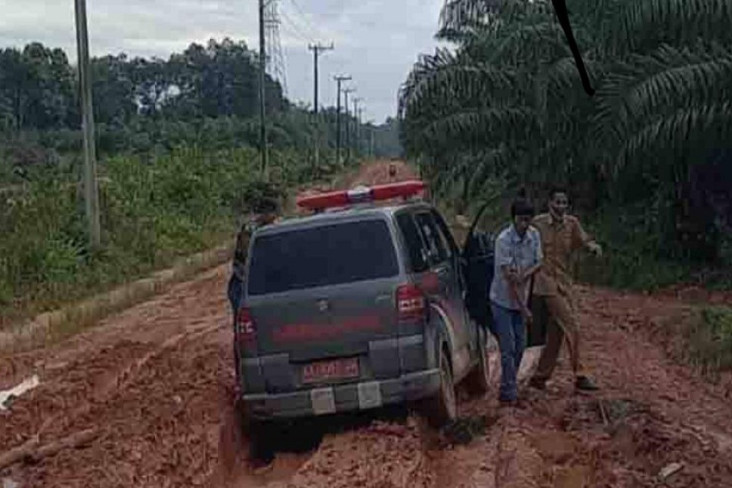 Jalan Antardesa Rusak...