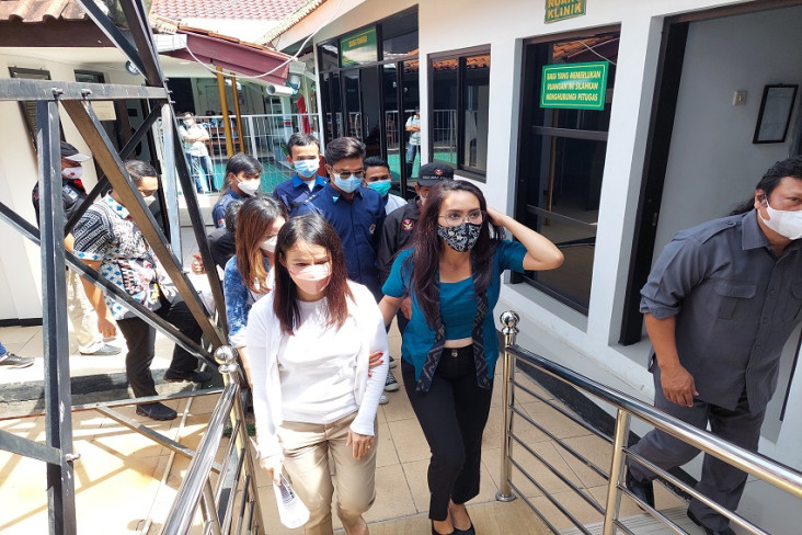Valencya, Istri yang...