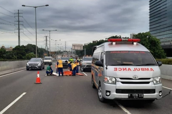 Jalan Kaki di Tol, Pria...