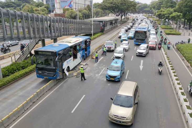 Tabrak Separator Busway...