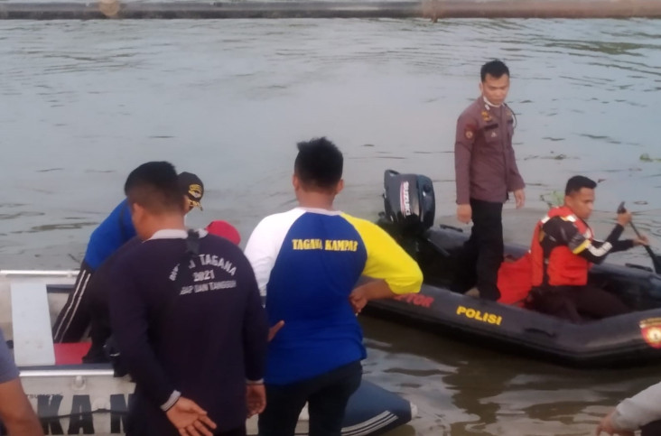Ayah Keasyikan Mancing,...
