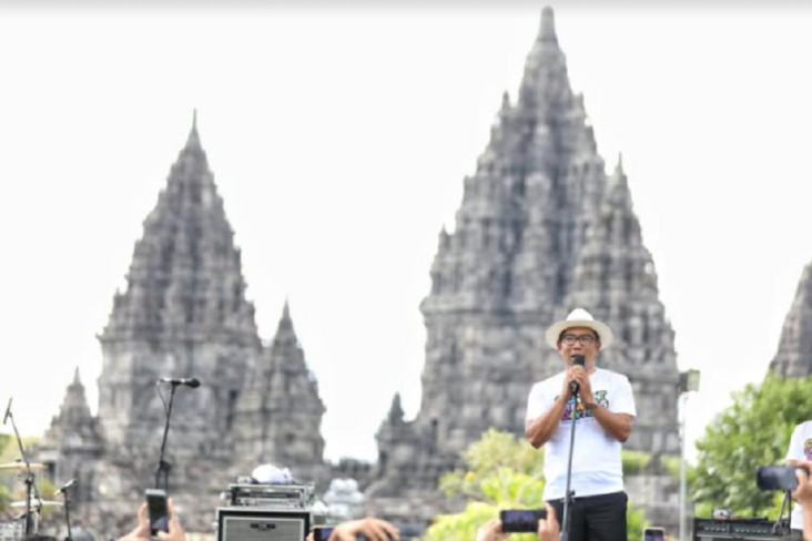 Di Candi Prambanan,...