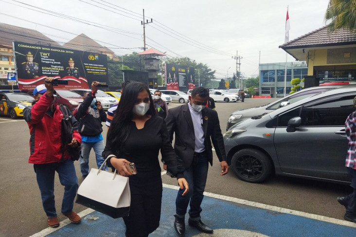 Pedangdut Seksi Clara...