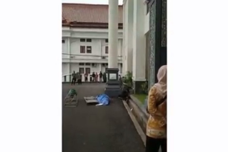 Bruk! Pekerja Service...