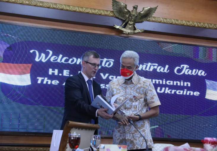 Terima Kunjungan Dubes...