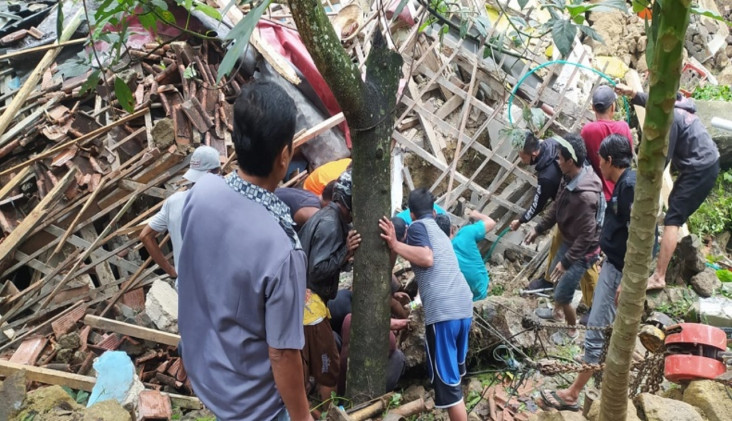 Longsor Terjang Pemukiman...