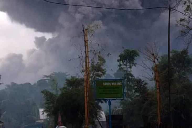 Gunung Semeru Meletus,...