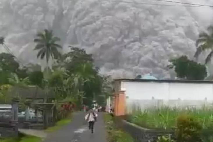 Awan Panas Gunung Semeru...