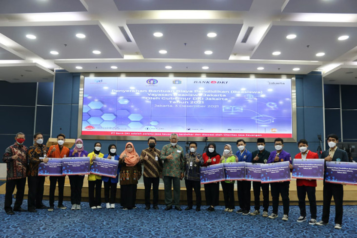 Bank DKI Salurkan Beasiswa...