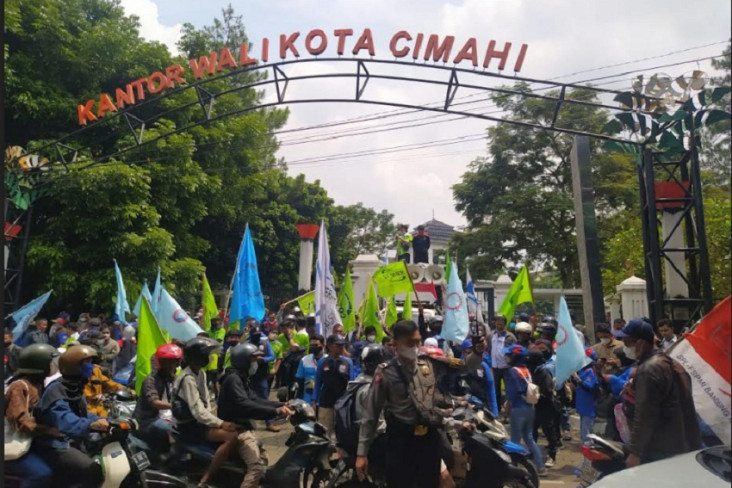 Buruh di Cimahi Tuntut...