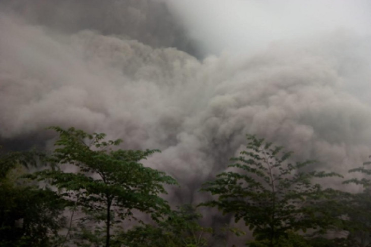 Gunung Semeru Meletus,...