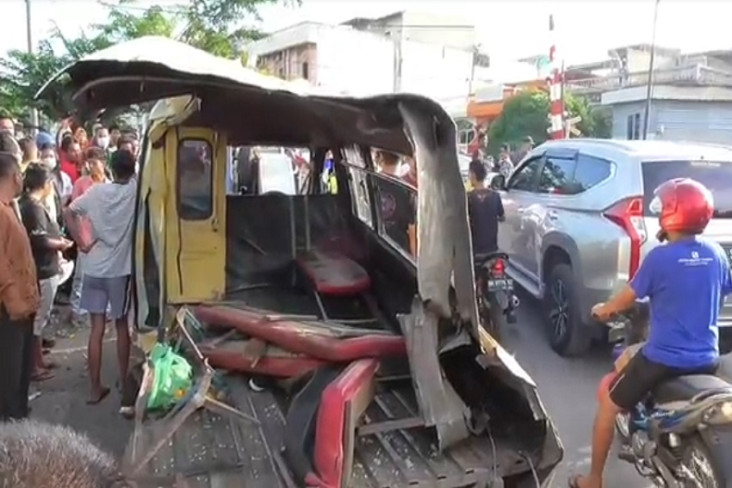 Angkot Dihajar KA Usai...