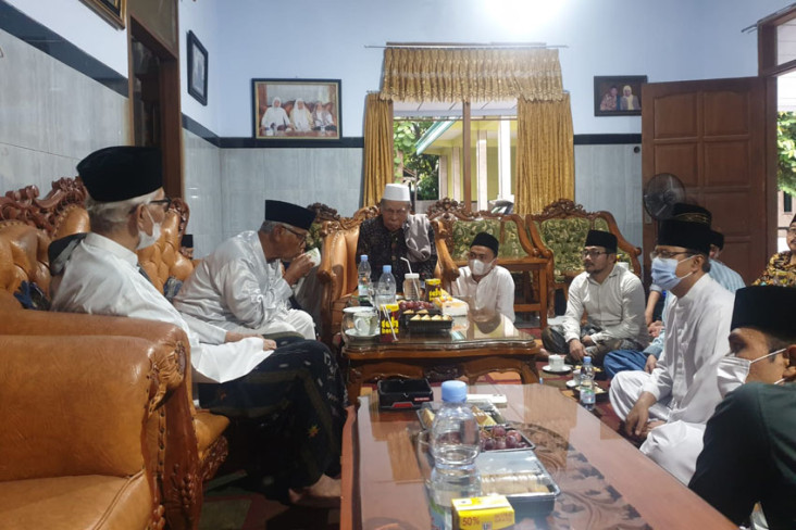 KH Anwar Mansyur: Kiai...