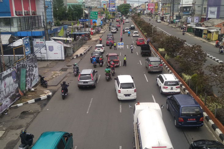 Hari Kedua Ganjil Genap,...