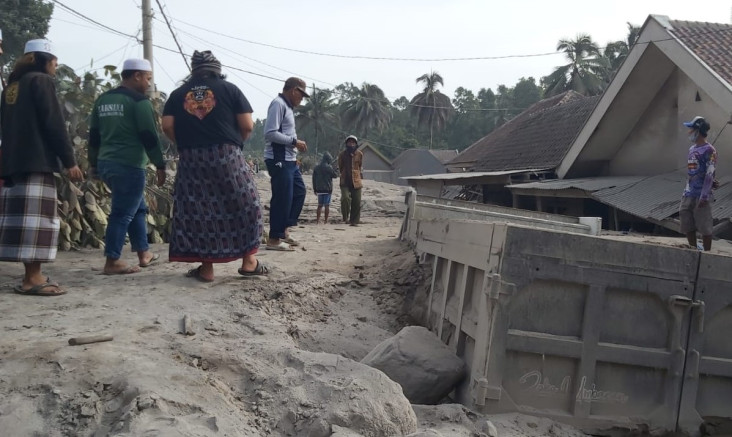 27 Warga Lumajang Masih...