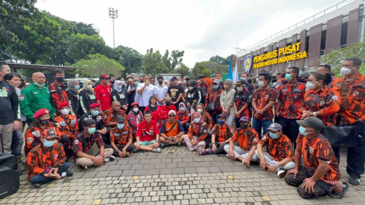 Bamsoet Donasikan 6...