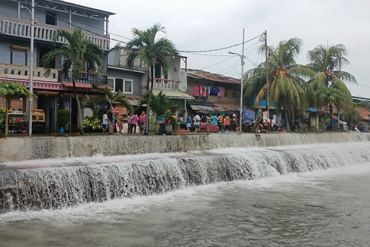 Diterjang Banjir Rob,...