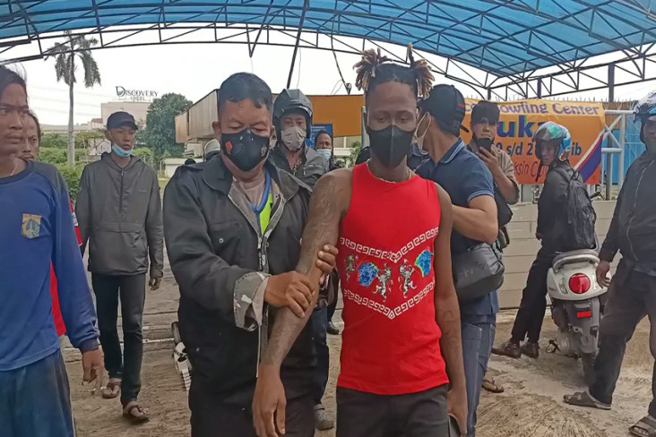 Kabur dari Razia Imigrasi...